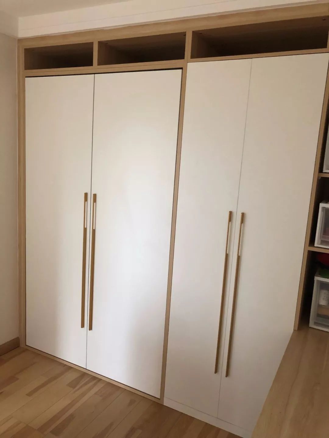 衣柜定制效果黄色原木,全屋定制白色衣柜轻奢效果图