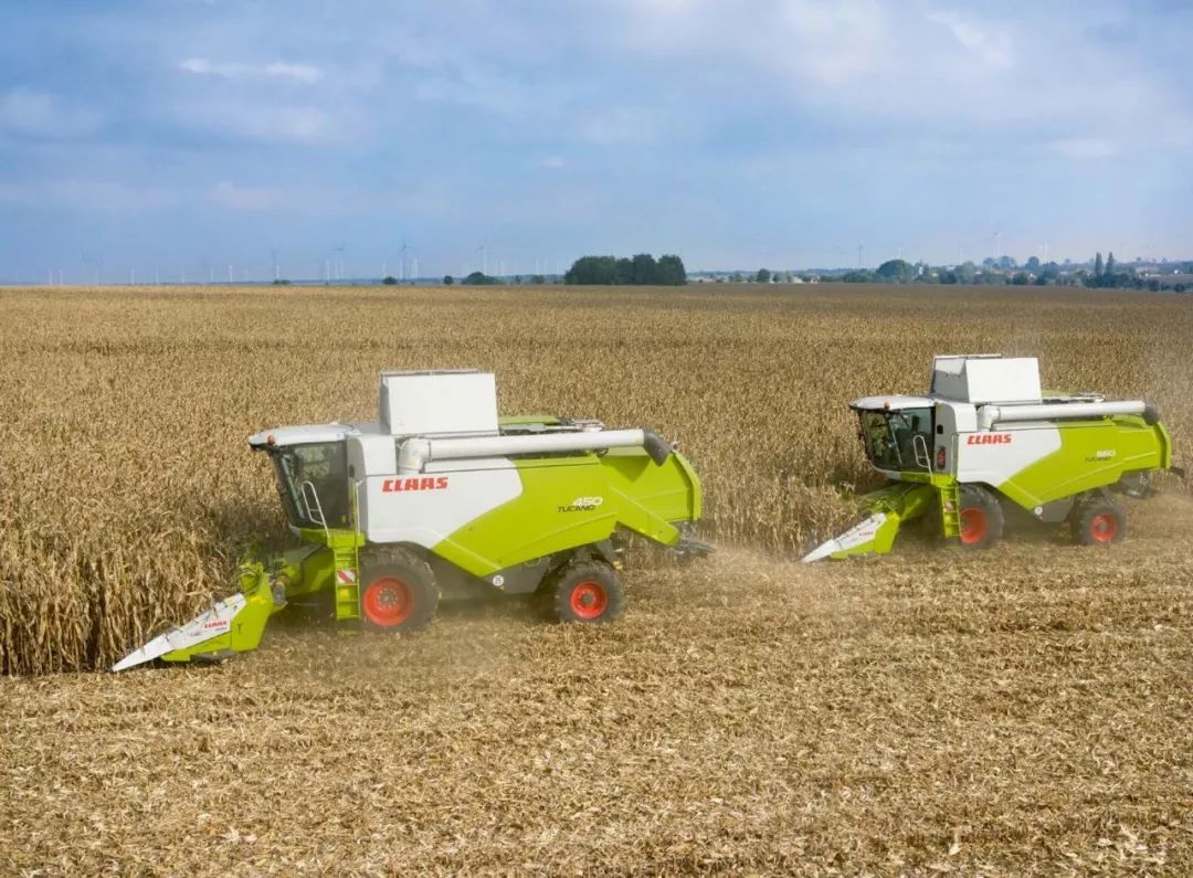 开玉米收割机第一刀拐弯技巧视频,久保田玉米收割机保养教程视频