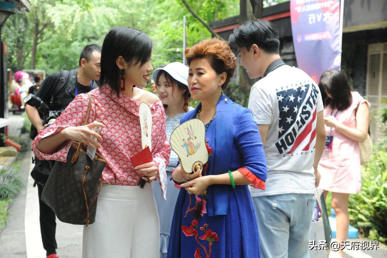 艺术与美食都不可或缺，超级红人节大V天艺村之行