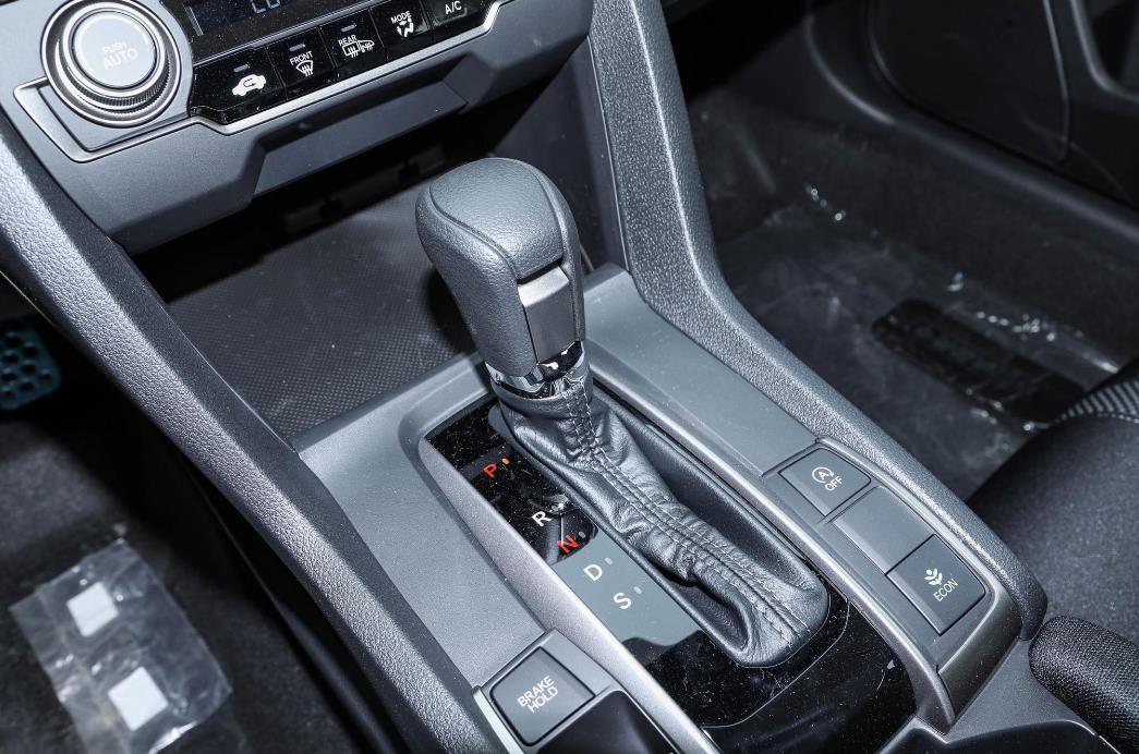 家用车两厢好还是三厢好,省油运动颜值高油混大气轿车推荐