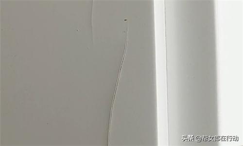 花1.5万元买4块门，货不对板还有裂缝