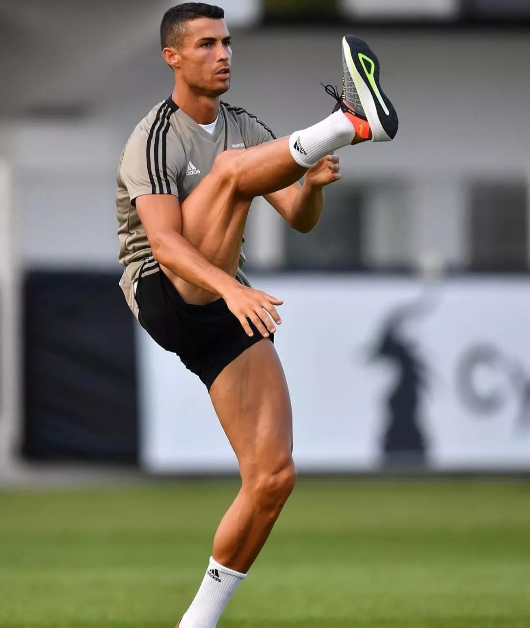 C罗的六块腹肌，乔治娜的蜜桃翘臀，这才是爱侣们该有的健康模样