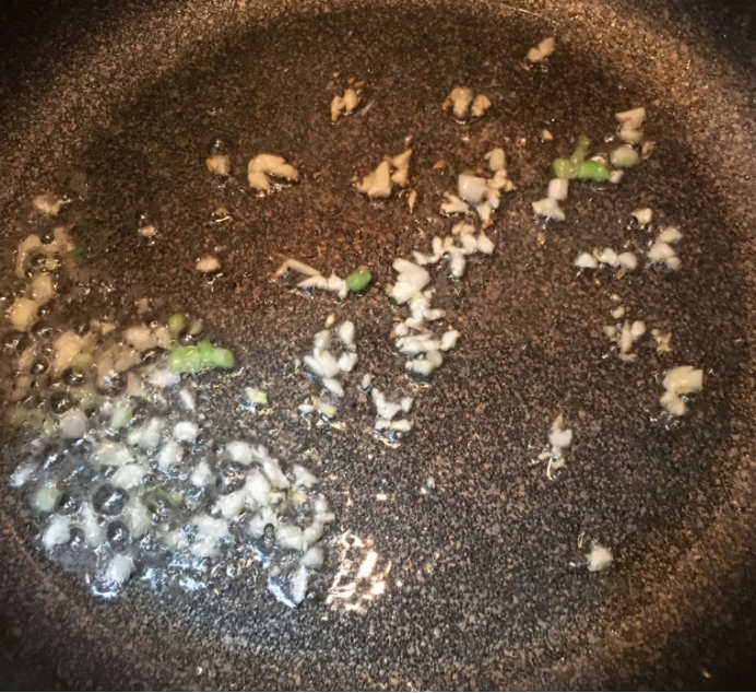 蛋炒饭看着简单,蛋炒饭吃起来不腻的做法