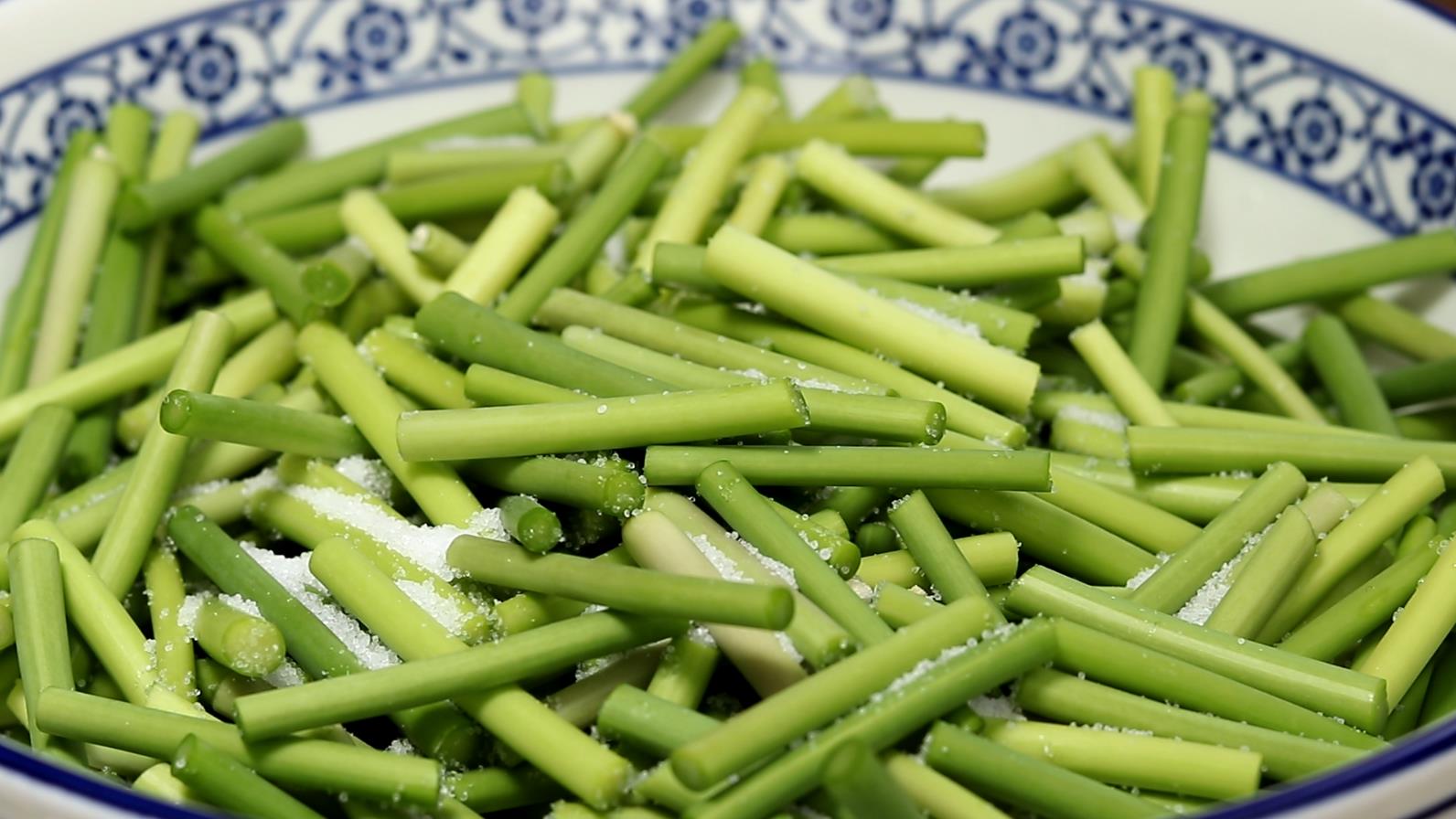 家常腌蒜苔最快最简单的方法,腌蒜苔最简单好吃的方法