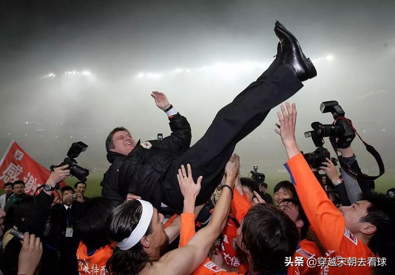 1999鲁能双冠王限量足球,鲁能99年双冠王的神话