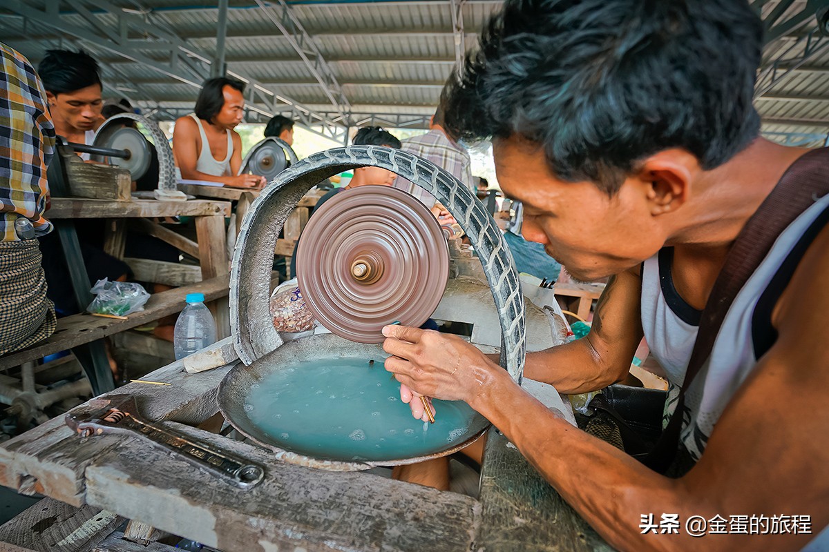 缅甸翡翠地摊市场收货直播,带大家看缅甸翡翠直播现场