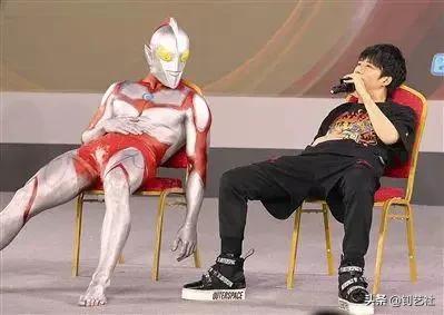 容易让人变丑的10个姿势,你最喜欢的站姿