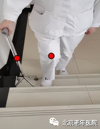 老年人手杖使用操作流程,可以防止老年人跌倒的工具
