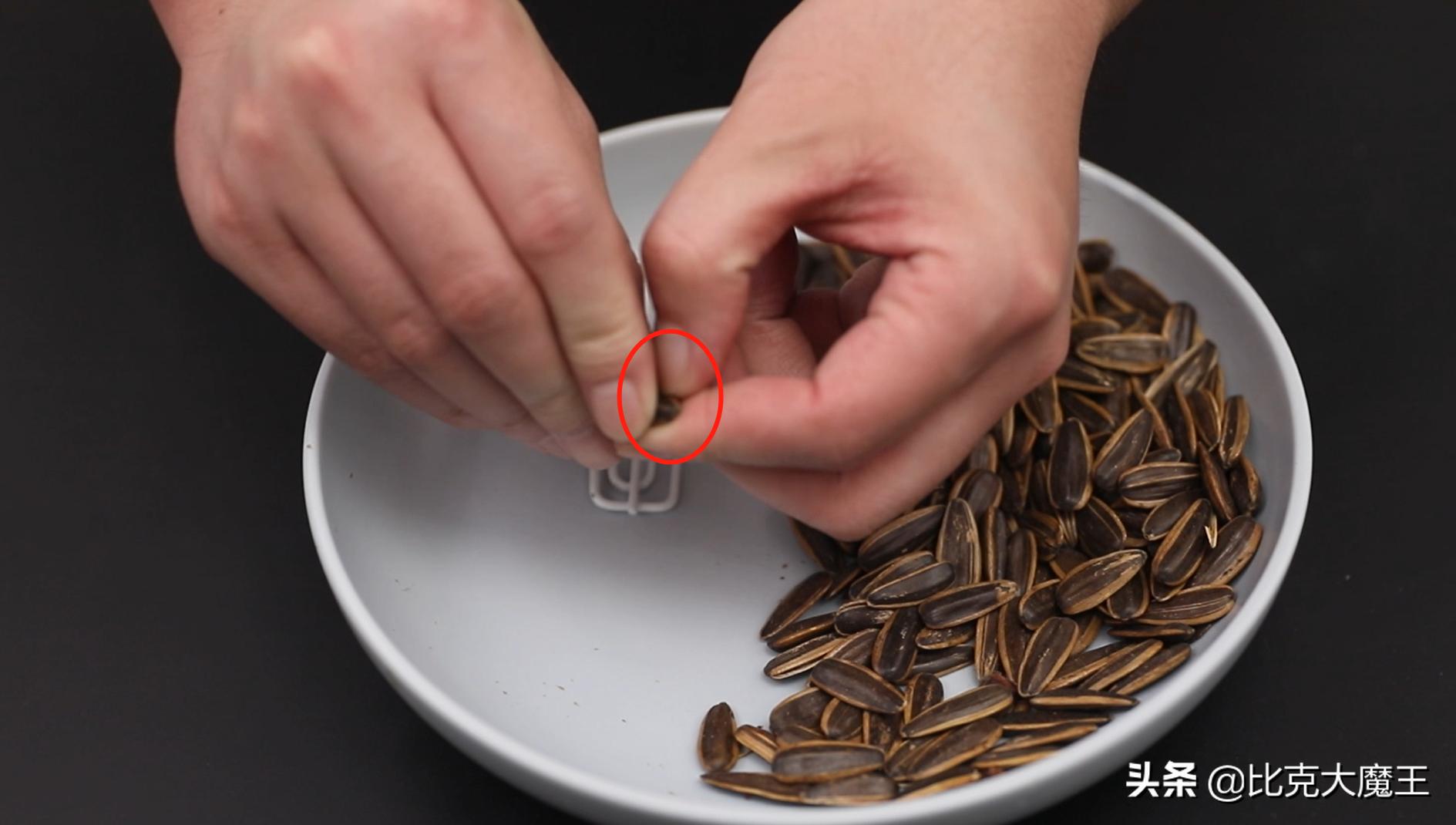 快速剥瓜子皮方便方法,用夹子剥瓜子小妙招