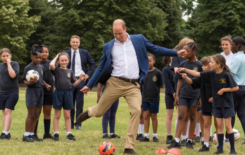 未来的丹麦王后玛丽穿西装秀球技，为足球队加油，颠起球好熟练