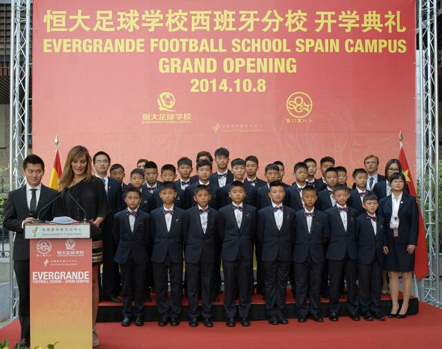 以新华社的文章《一路前行》套落广州恒大的足球学校,正是时候。