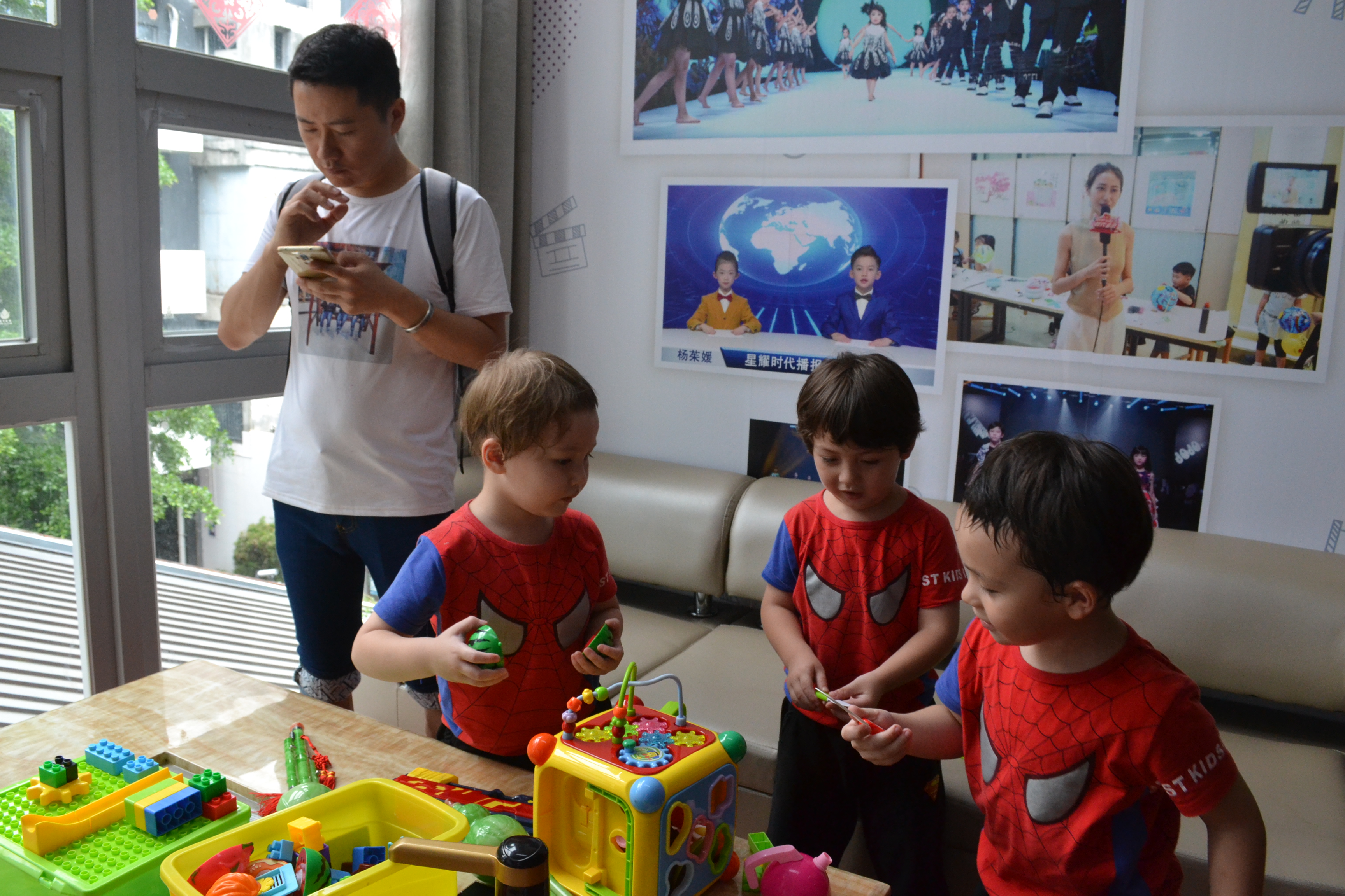 中国最特殊家庭:德国模特捐卵,俄罗斯做试管,泰国母亲代孕,两位父亲,三个儿子,耗资百万