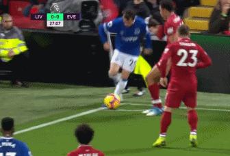 英超迎首位女性主裁判,英超女边裁执法视频