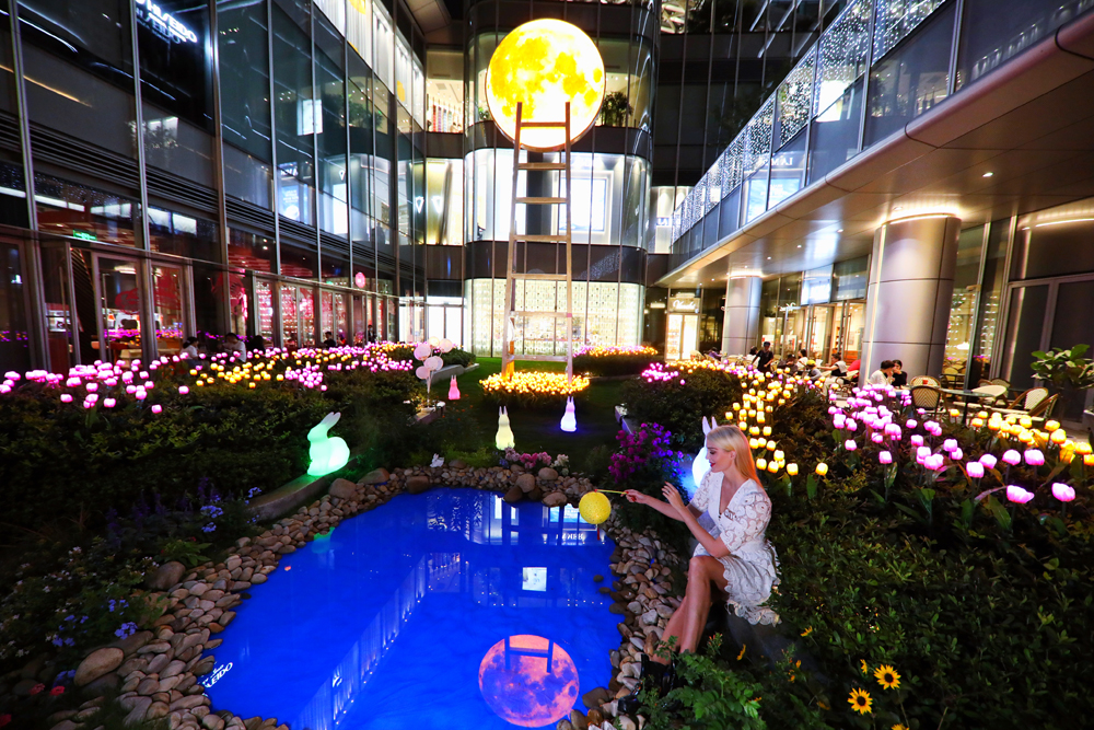 国际级艺术大师的巨型皓月艺术装置登陆上海OneITC商场