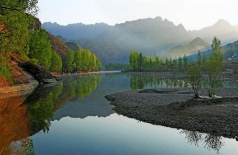 那里夏季平均气温只有21.3℃，被称为“深呼吸小城”“天然氧吧”