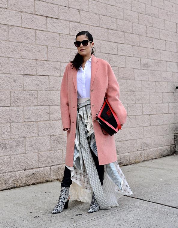 粉色羊毛中长款大衣搭配长裙图片,今年最火粉色大衣搭什么裤子