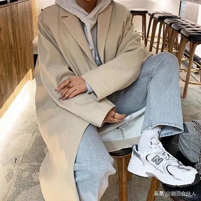 只会卖弄性感？实际上女sneaker的拍照姿势，那叫一个野