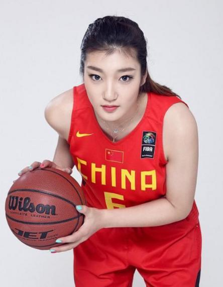 女篮在场边霸气换球衣,女篮李梦换球衣显腹肌