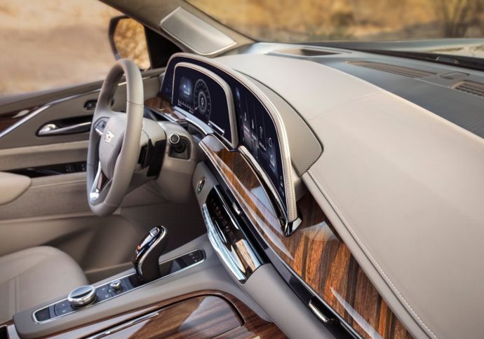 凯雷德对比路虎卫士气场,新款凯雷德的参数配置