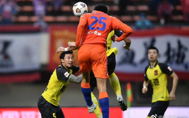 郝伟首发六个边后卫,郝伟面临两难选择泰山队