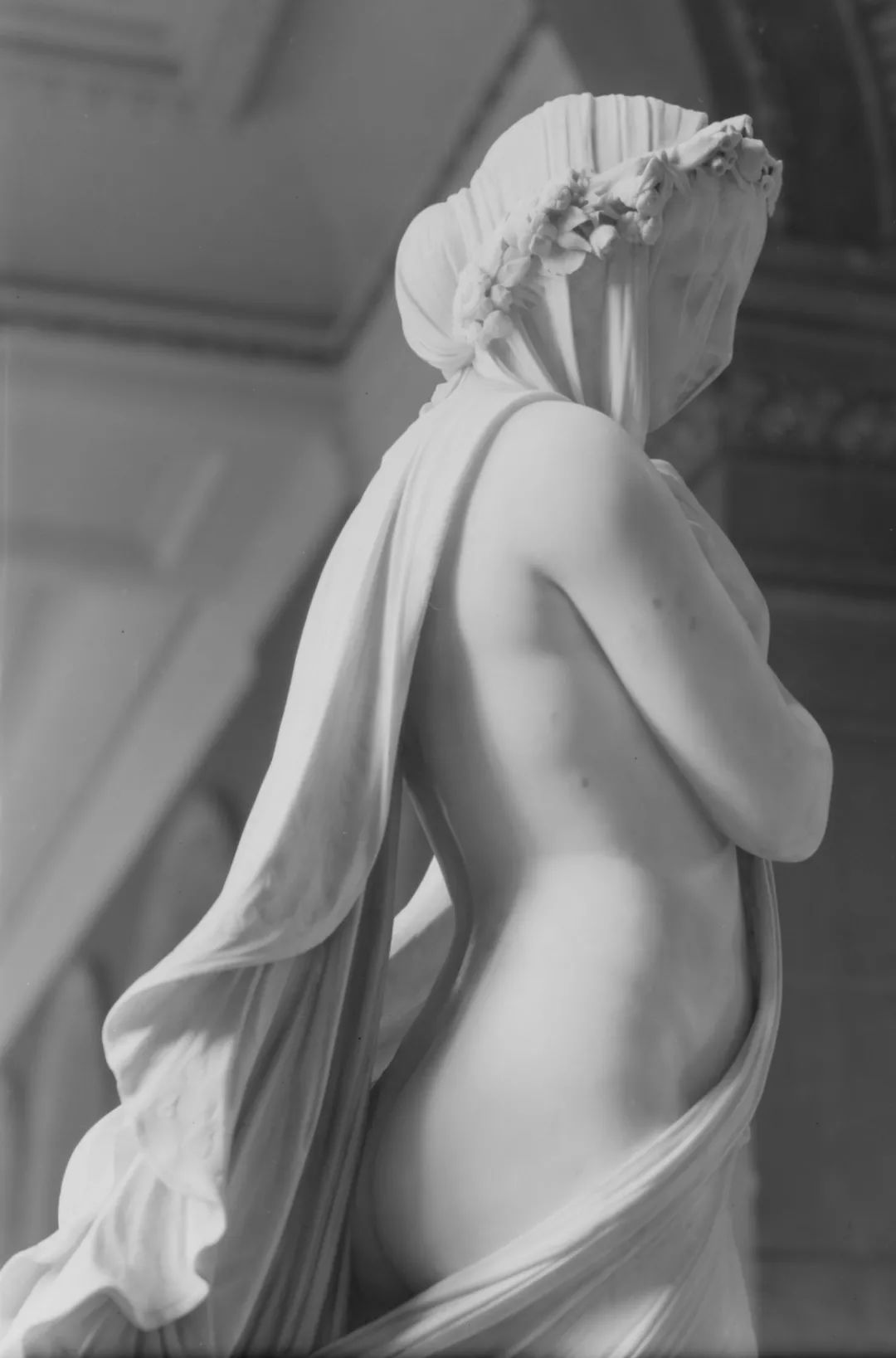 面纱掩盖着的，是一个少女的贞洁，也是整个帝国的命运