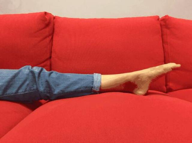 女孩不慎崴了脚,女孩崴脚