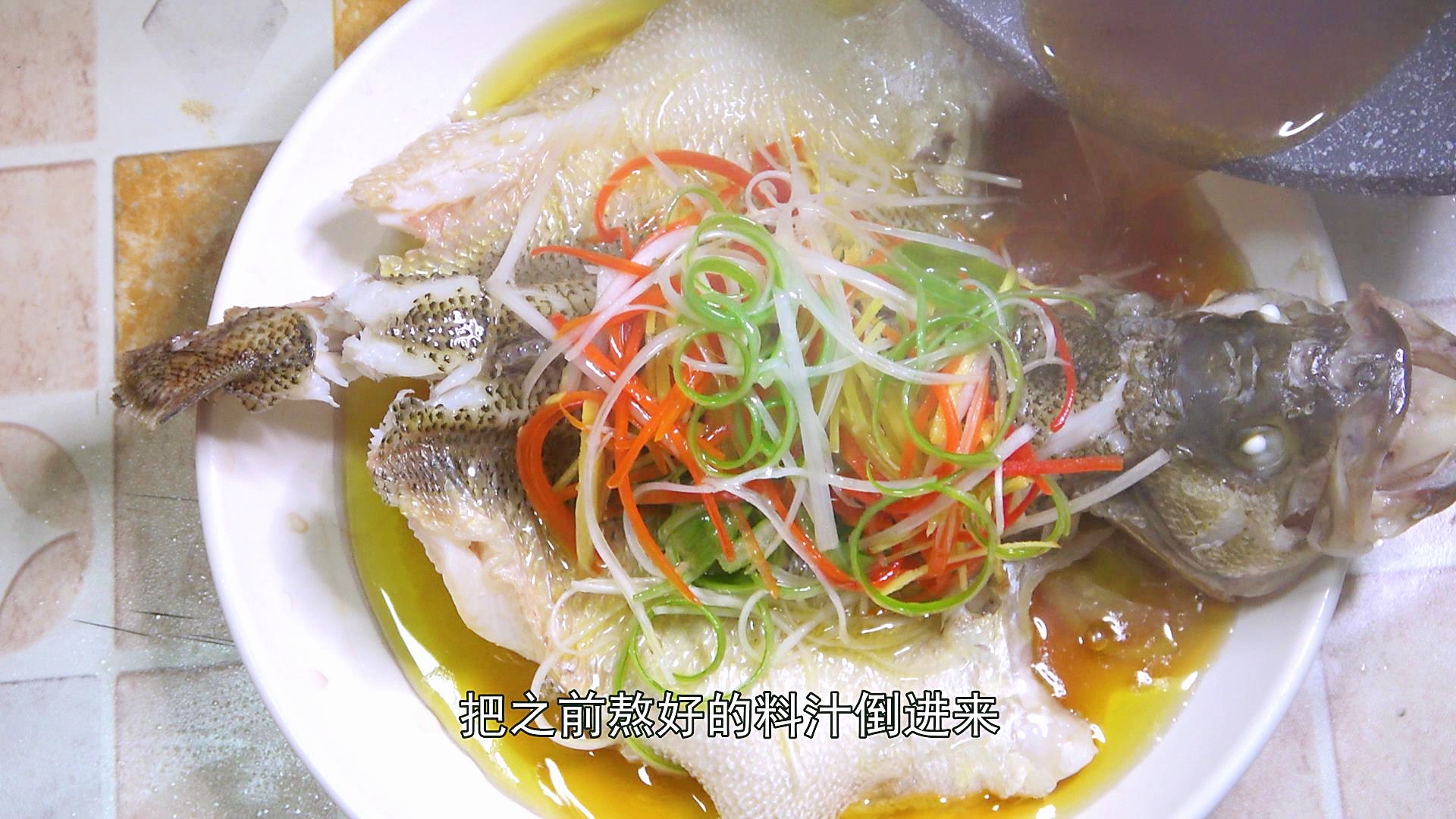 清蒸鱼怎么处理鱼肉会嫩滑,清蒸鱼的正确方法不用油