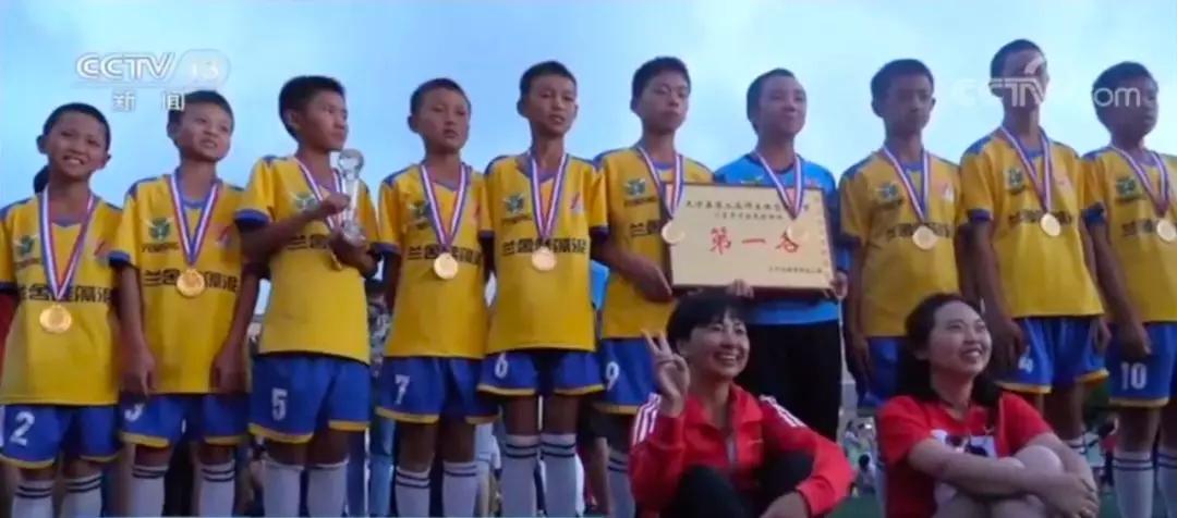 教诗歌的语文老师，带出了一支足球队！还整挺好