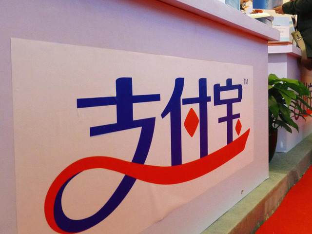 花呗延期还款和最低还款哪个合适,花呗延期还款和分期还款哪个划算