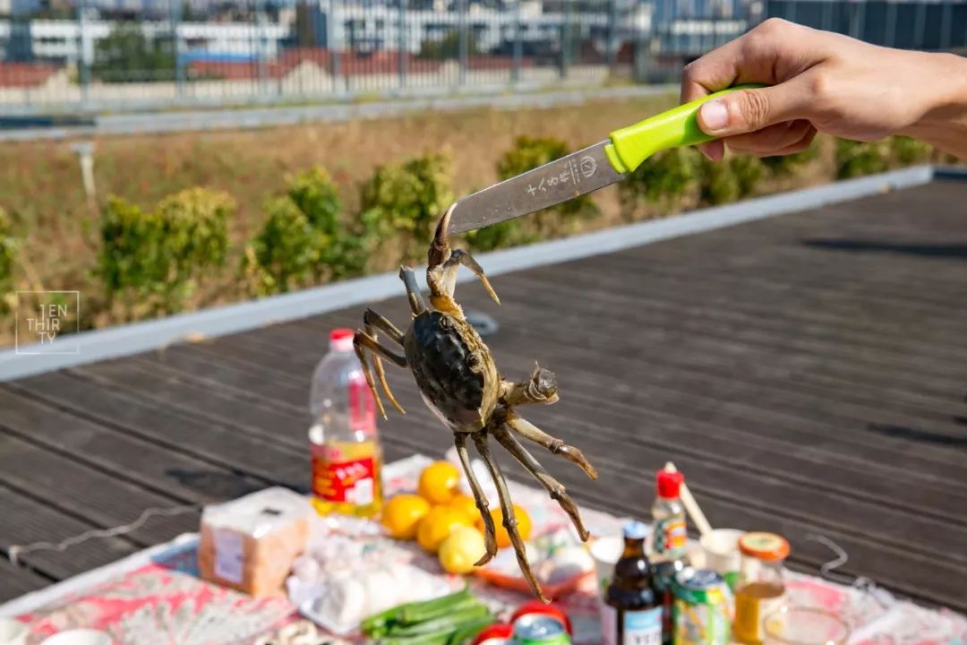 趁着午休两小时，他们在天台上组了个jió盆烤肉趴