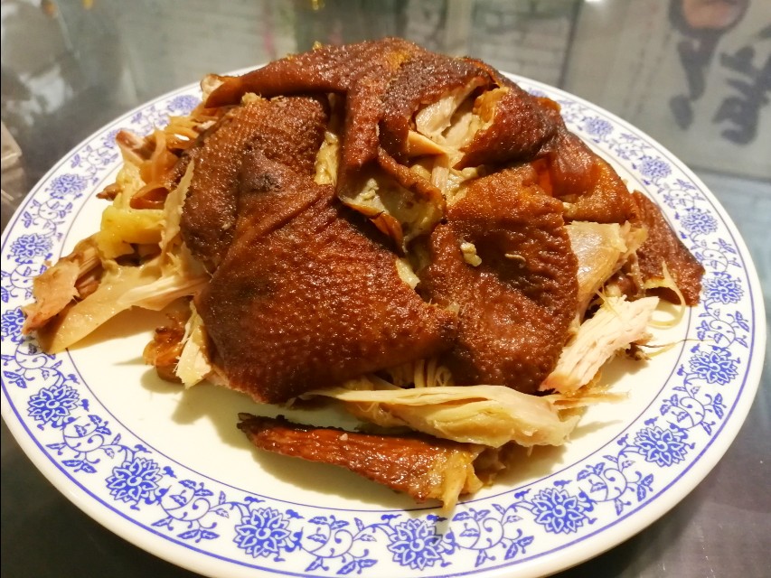 深夜郑州8男2女躲在花园路北环桥头，吃丹江翘嘴鲌，喝方城木瓜酒