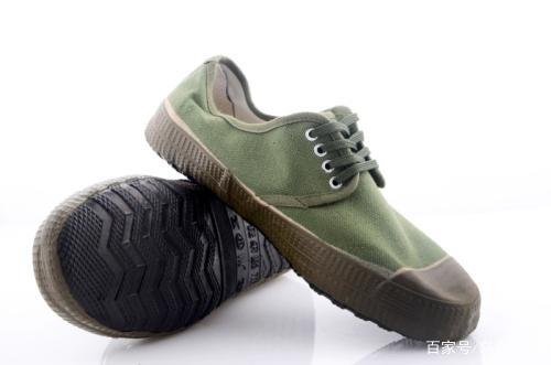 小时候黑绿色三球足球鞋,小时候的足球鞋