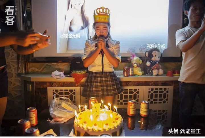 为了逃离包办婚姻，她们前往深圳打工赎身