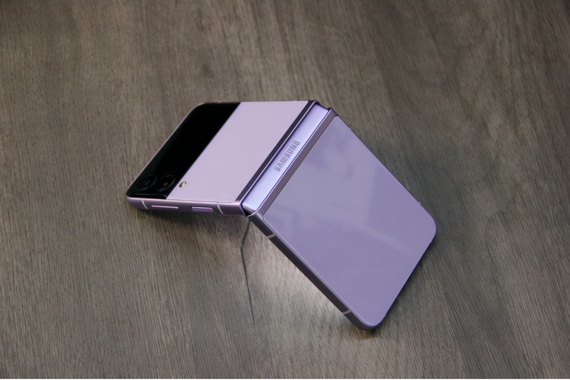 samsunggalaxyzflip35g,三星galaxyzflip4体验效果