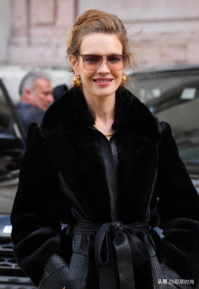 LV太子妃和老公牵手现身秀场,穿皮草富太气息浓