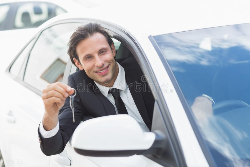 为什么有些人喜欢买低配的车,为什么越低首付买车越便宜