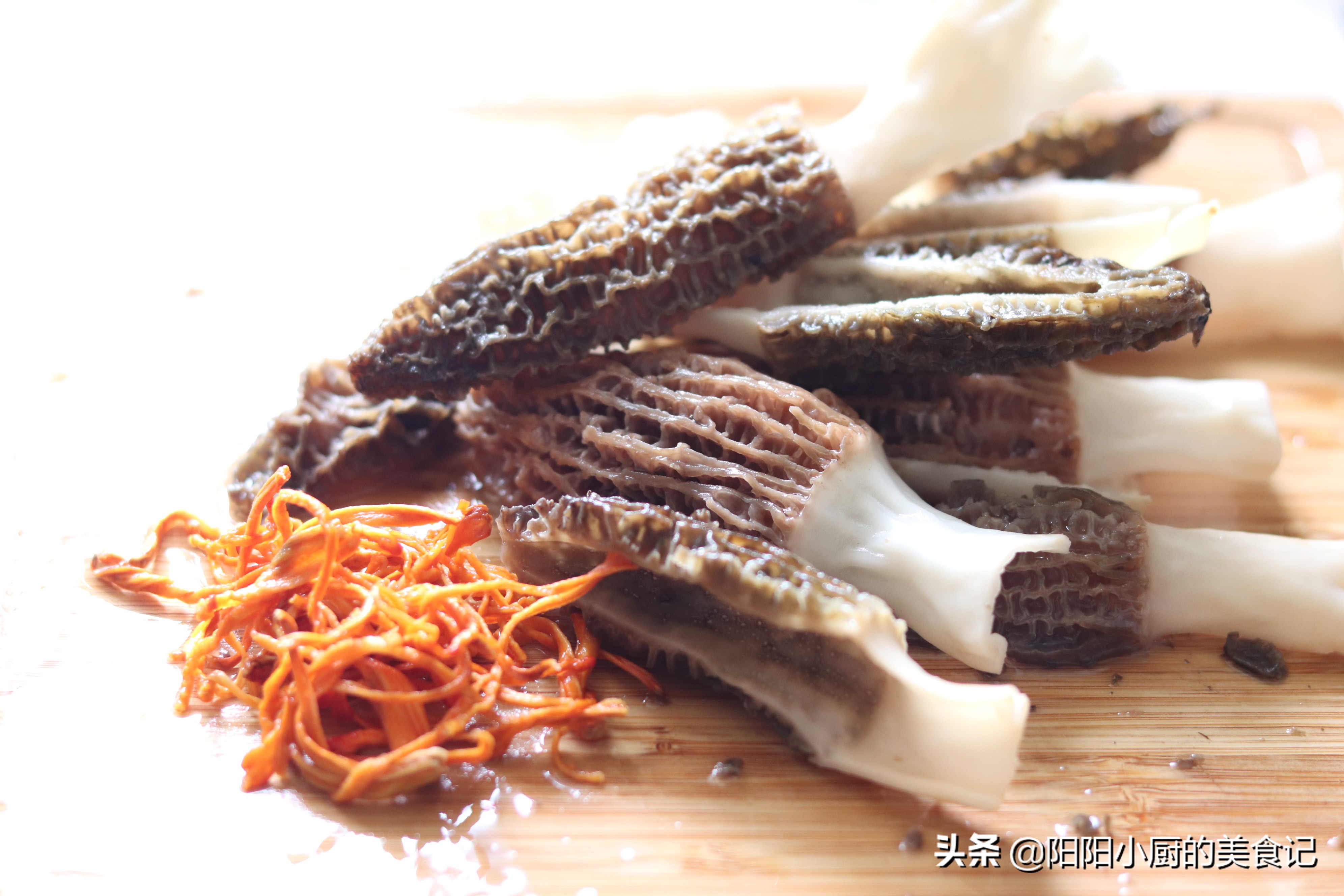 暖身滋补正当时推荐羊肚菌鸡汤,新鲜的羊肚菌炖鸡汤川味的做法