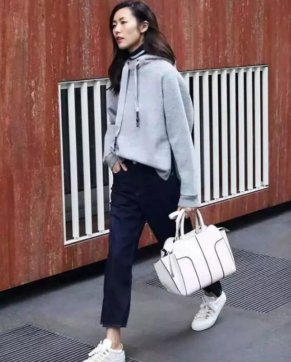 白皮鞋脏了拿什么擦干净,皮鞋用鞋油和护手霜哪个好