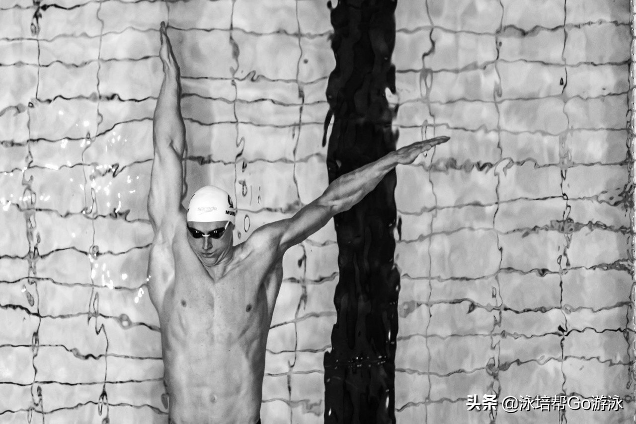 仰泳游偏了怎么办仰泳总是向下沉,仰泳怎样才不会游歪了