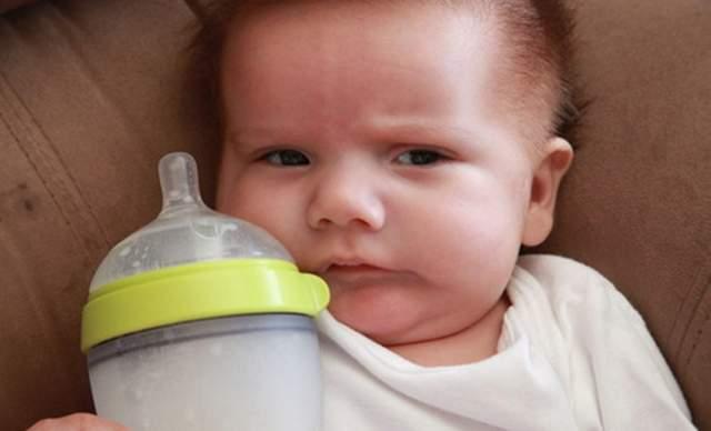 正确避开冲奶粉的3个错误,冲奶粉给宝宝容易犯错误