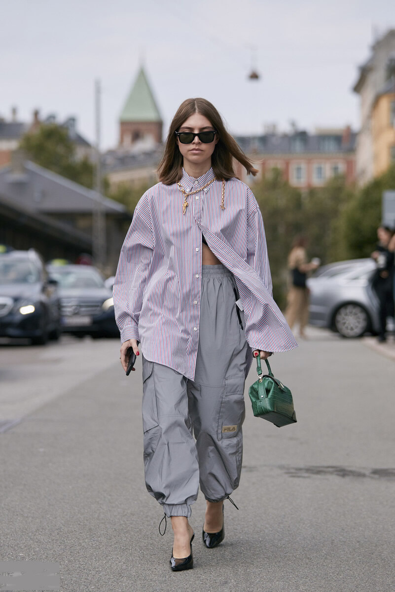 灰色裤子配什么颜色上衣最好看,灰色裤子配什么色的上衣好看