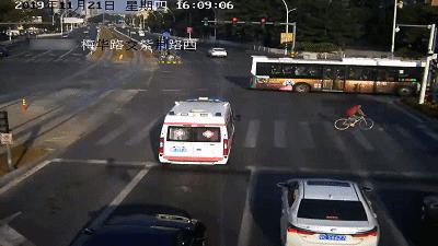 司机闯红灯送医院救治,宝马女司机拖行伤者视频