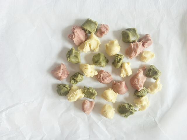 五彩斑斓包装的糖,五颜六色的彩虹糖