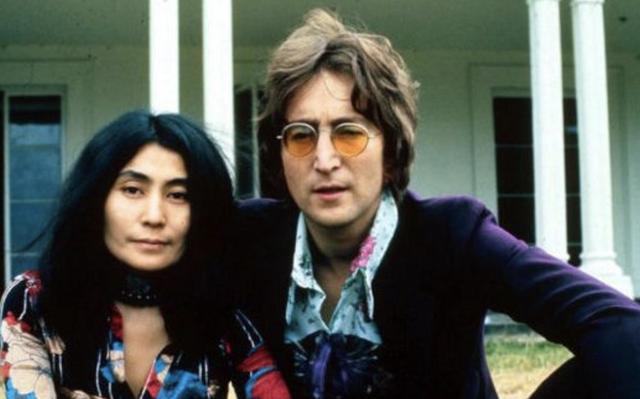 她跪于剪刀前，任由观众剪碎她身上的衣服，期间无一人停手