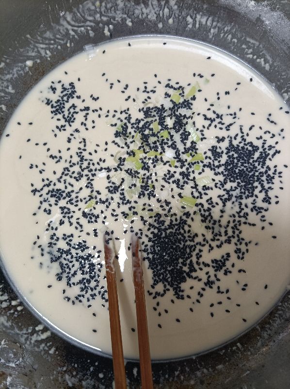 鸡蛋饼怎样做才好吃呢，这样的鸡蛋饼还能吃吗？