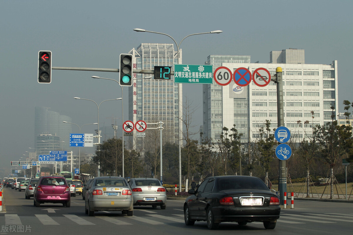 开车如何避免闯红灯技巧方法盘点,新手驾驶员误闯红灯怎么申诉