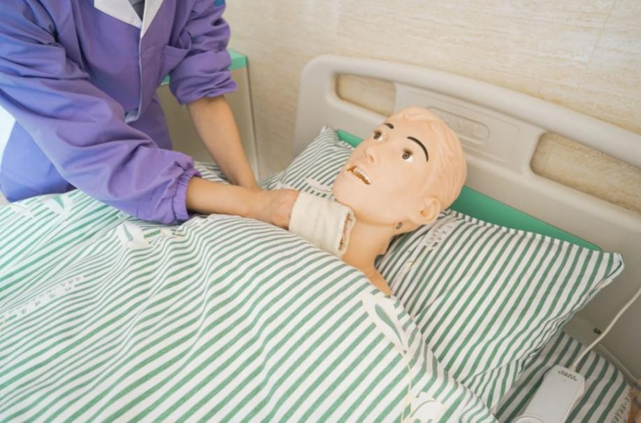 卧床老人床上擦浴最简单步骤,老人天热在阳台洗澡危险