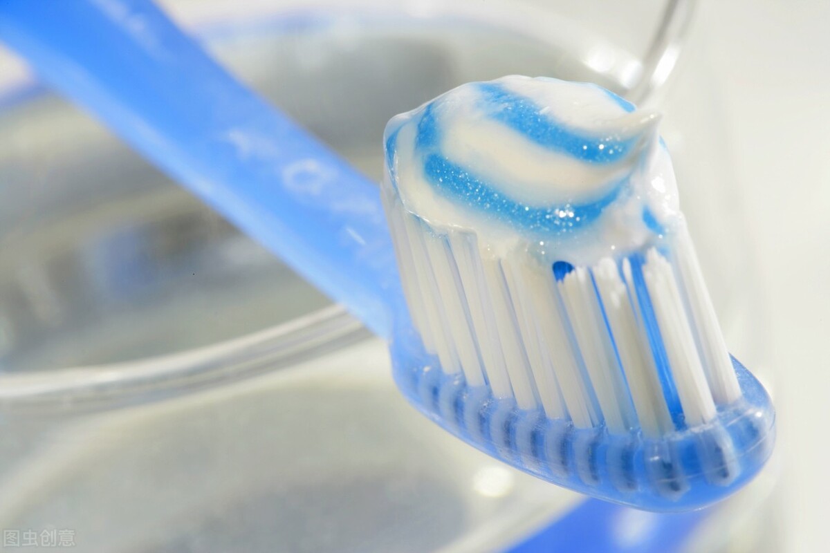 小朋友衣服用蜡笔画了怎么洗,衣服强力顽固污渍去除的最佳方法