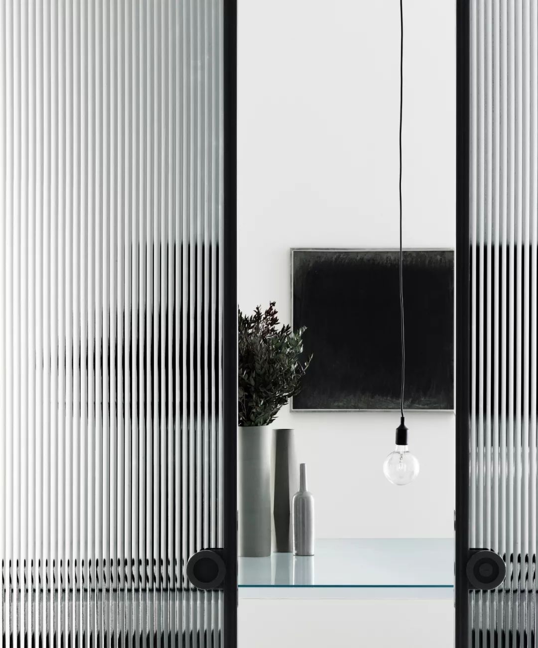 长虹玻璃做出来的阳台隔断效果,长虹玻璃嵌入墙体增加采光