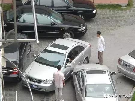 新手倒车入库总是歪的？停车不掌握好这几点，十年老司机都停不正